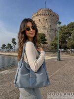 Elegantna ženska torba od eko kože Luna  Svetloplava na modelu – moderna velika torba