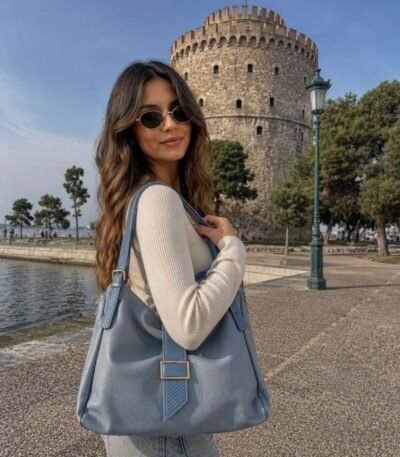 Elegantna ženska torba od eko kože Luna  Svetloplava na modelu – moderna velika torba