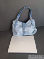 Elegantna ženska torba od eko kože Luna Svetloplava u odnosu na laptop – moderna velika torba