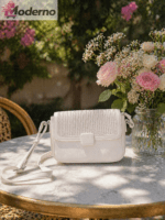Elegantna ženska torba od eko kože za preko ramena Tea Bela na stolu – moderna urbana torba za svaki outfit