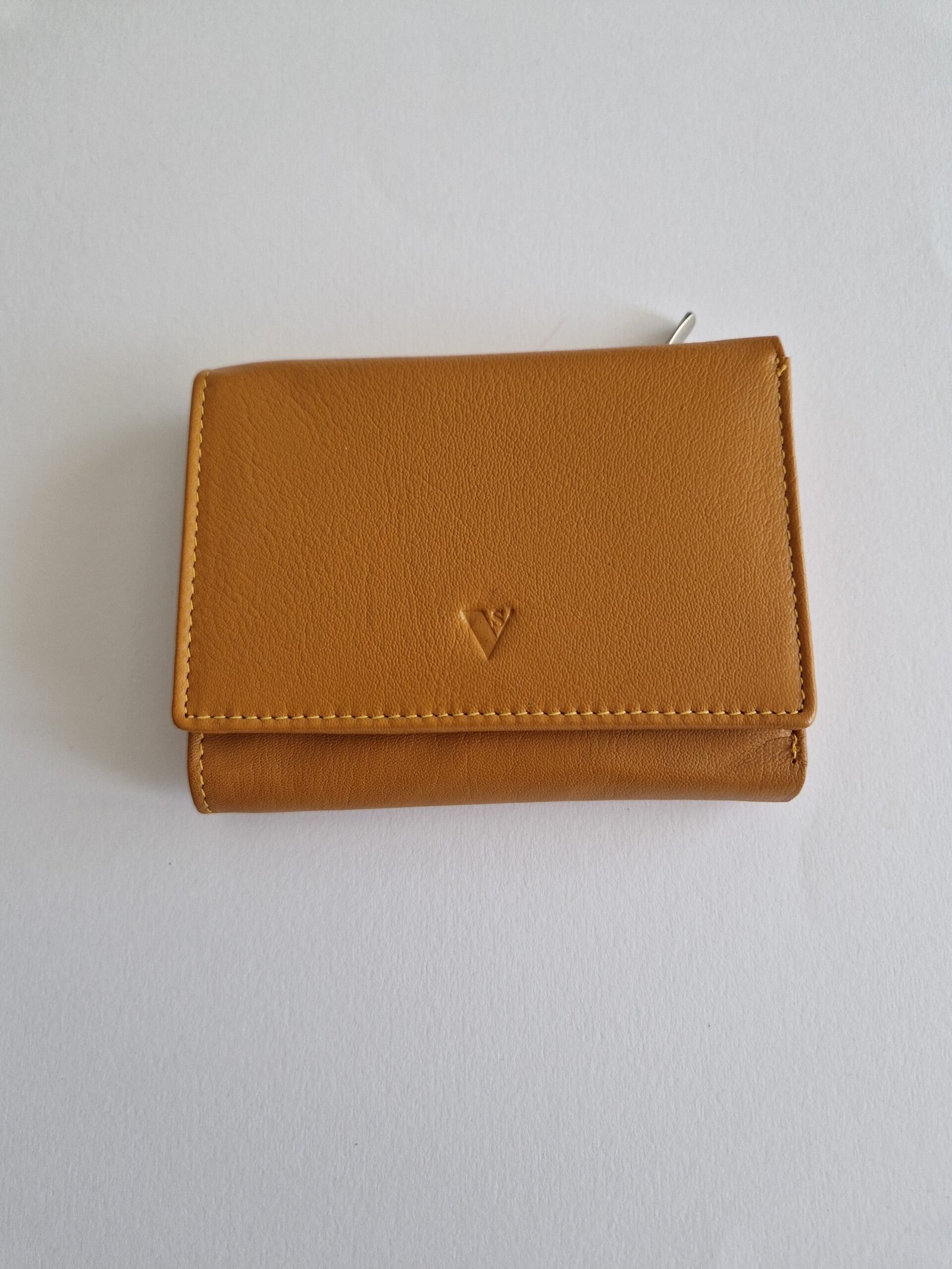 Mali ženski novčanik od prirodne kože Eva Camel/Braon Mali ženski novčanik od prirodne kože Eva Camel/Braon – spoj elegancije, kvaliteta i praktičnosti