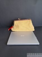 Moderna ženska tašna Chik Žuta, sa mrežastim radom i zlatnim detaljima u odnosu na laptop - za nošenje na ramenu ili pod rukom