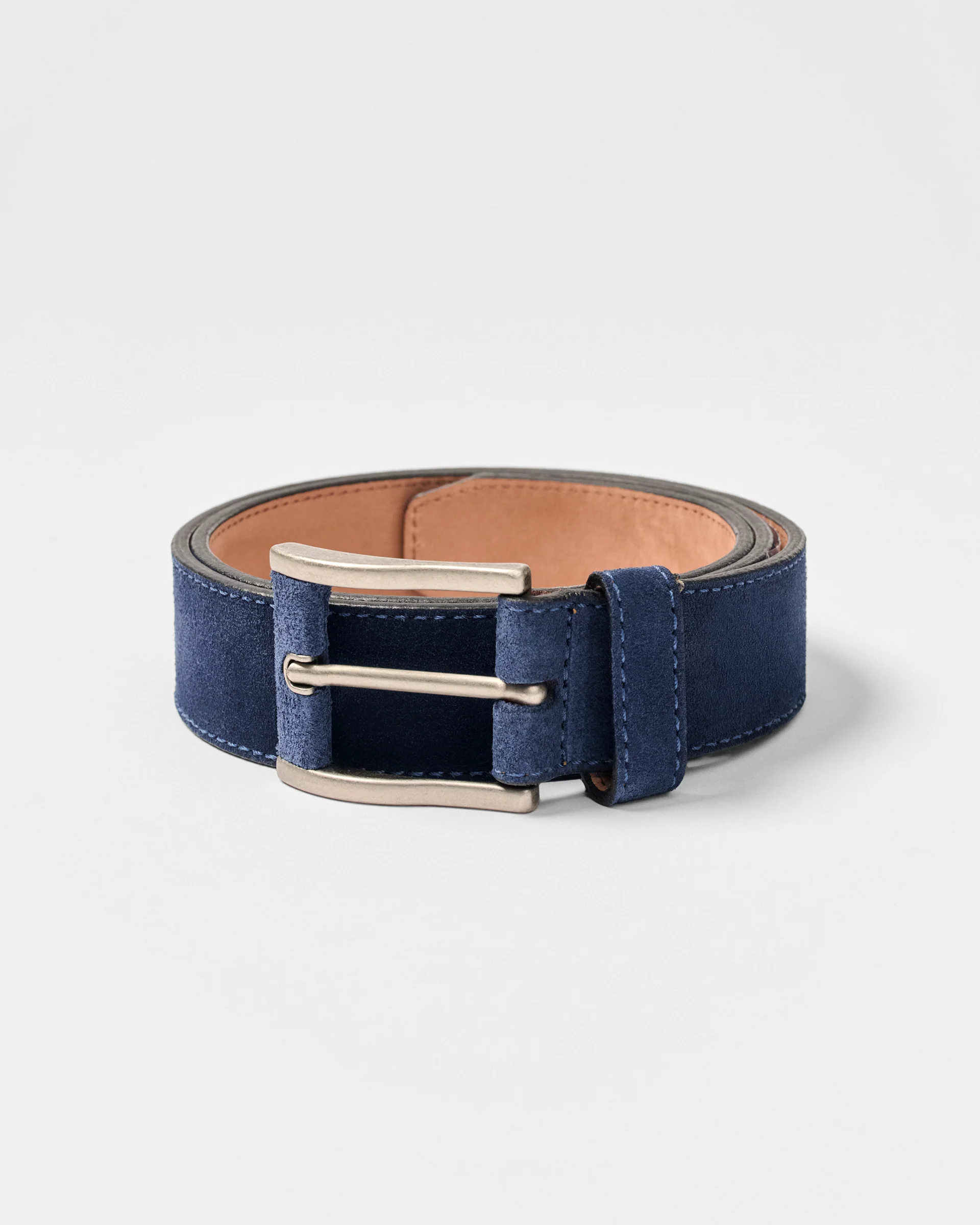 SP26_MENS_CLASSICSUEDE_JMBL100140_NAVY_005 Muški plavi kaiš od prirodne kože sa srebrnom kopčom - Elegancija za svaku priliku - Image 1