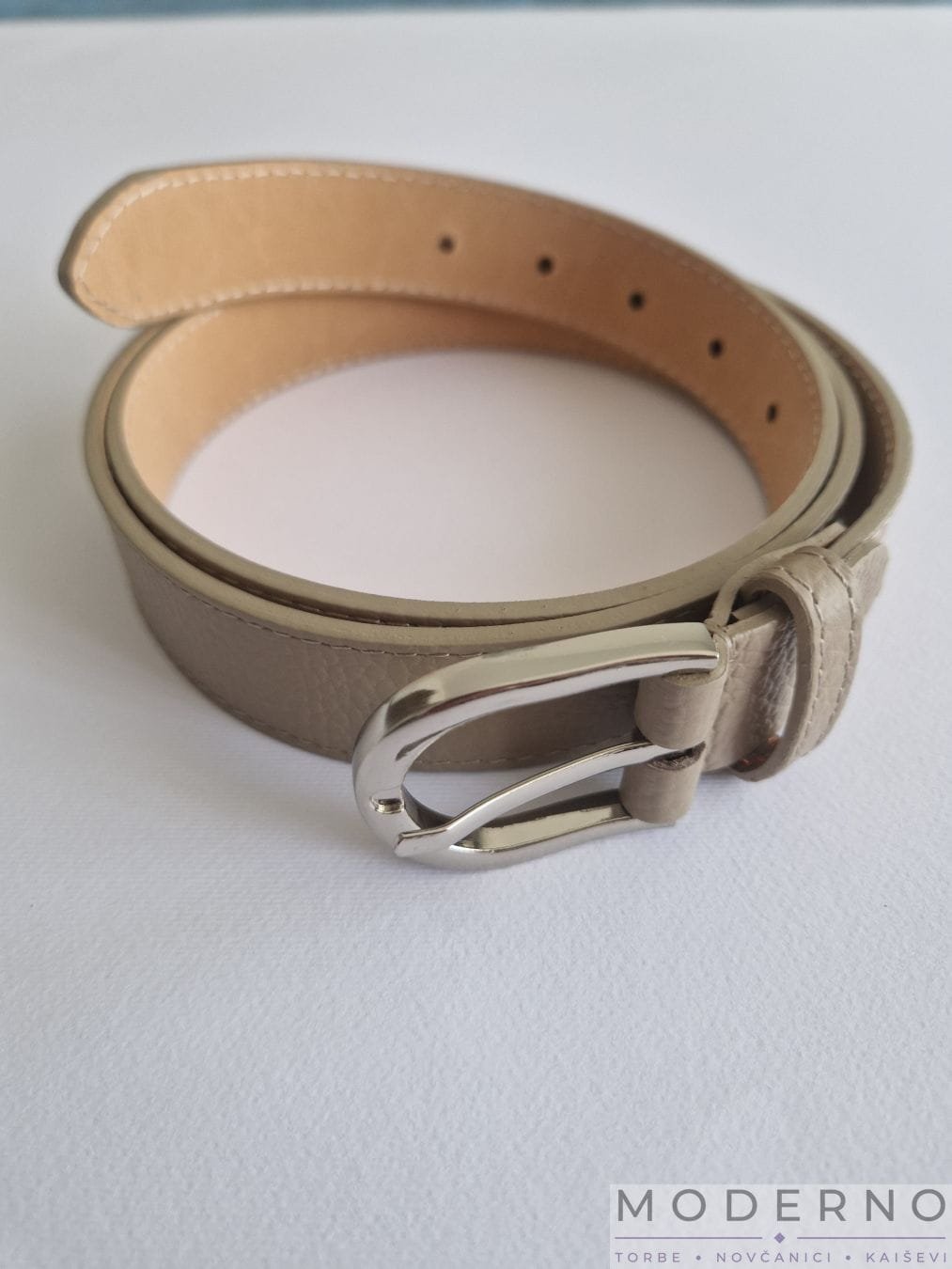 Bež ženski kaiš od prirodne kože Bež ženski kaiš od prirodne kože – elegantan modni dodatak za svaki stil
