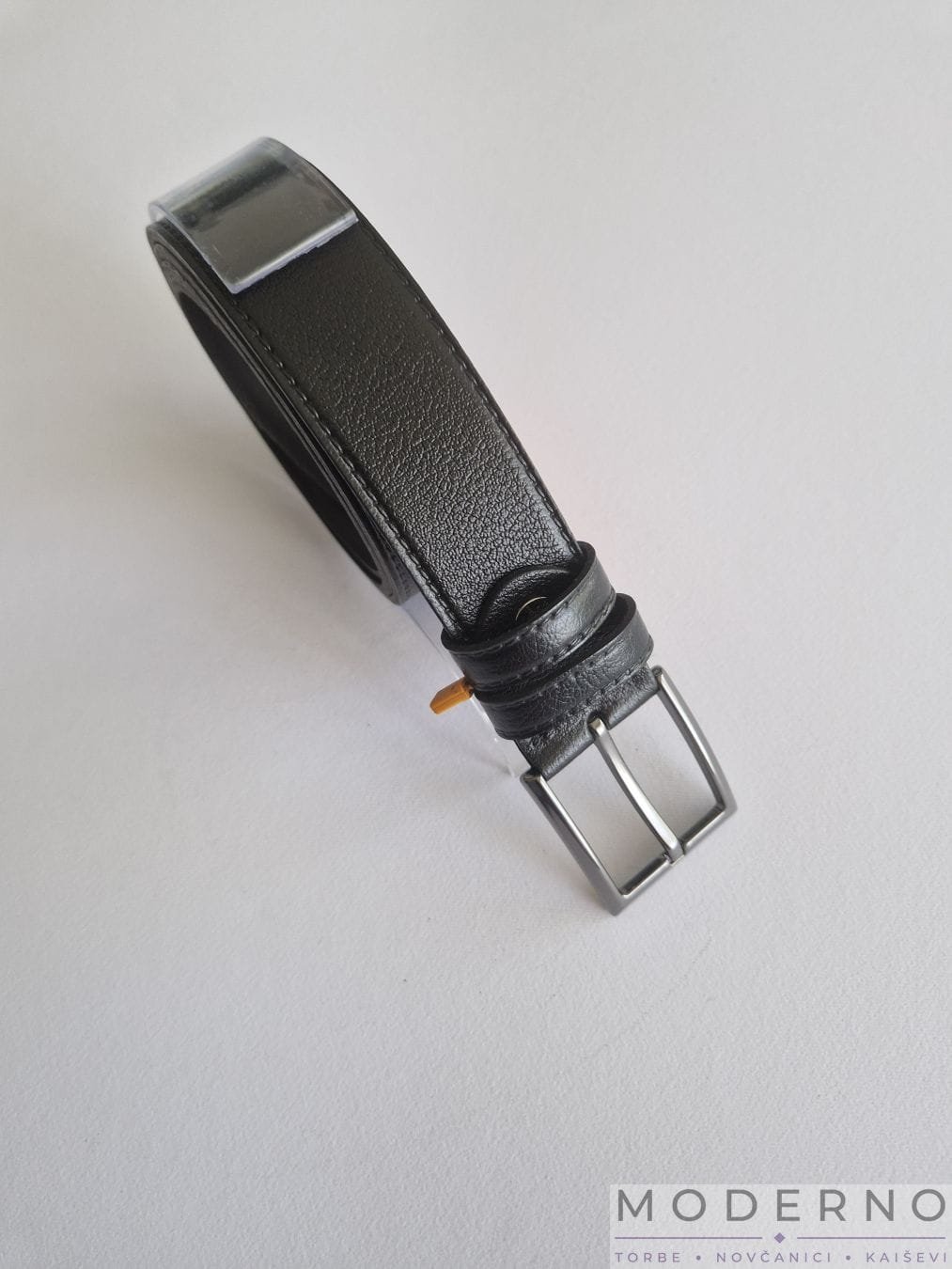 Crni muški kaiš od prirodne kože Crni muški kaiš od prirodne kože – klasična elegancija za poslovni i svakodnevni stil