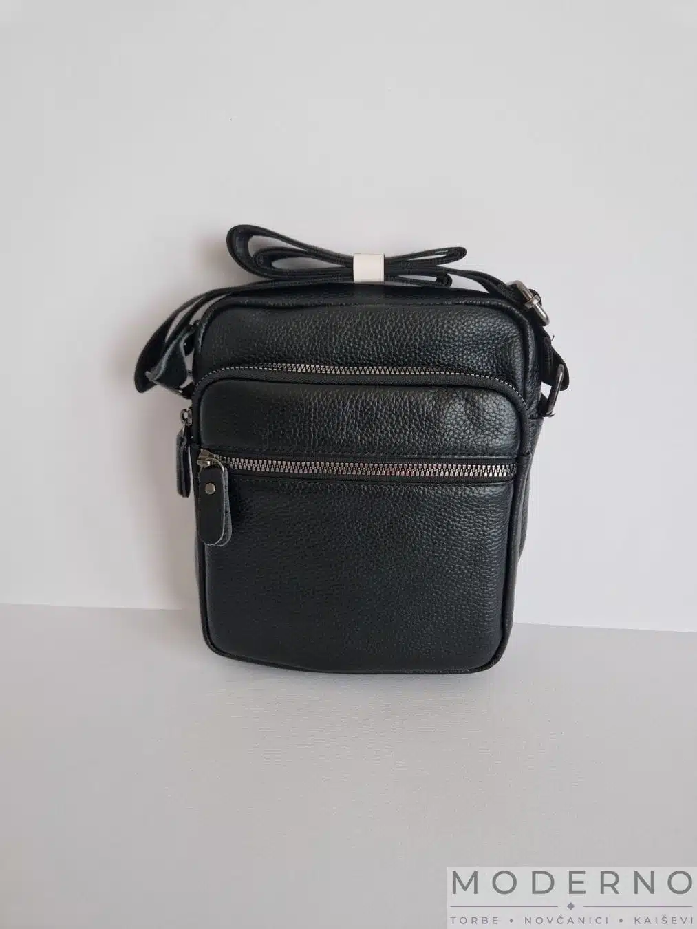 Muška torba Deni od prirodne kože – elegantna crna muška torbica preko ramena Muška torba Deni od prirodne kože – elegantna crna muška torbica preko ramena