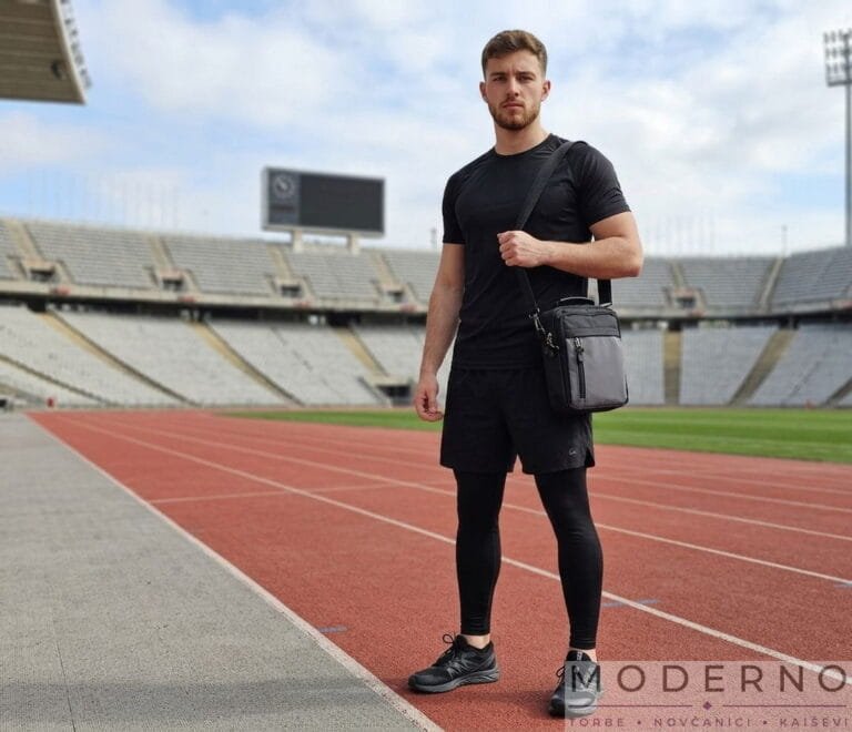 Model-nosi-mušku-sportsku-torbu-Boki