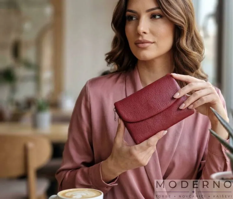 Model pokazuje novčanik Valentina