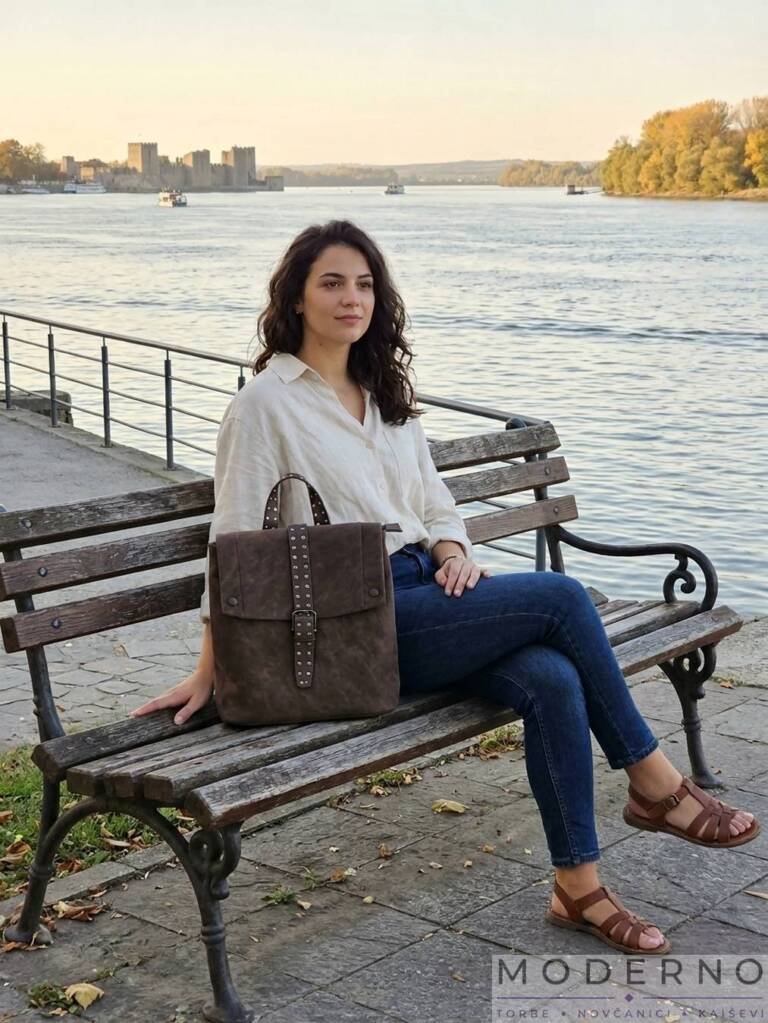 Model drzi pored sebe braon ranac Sem