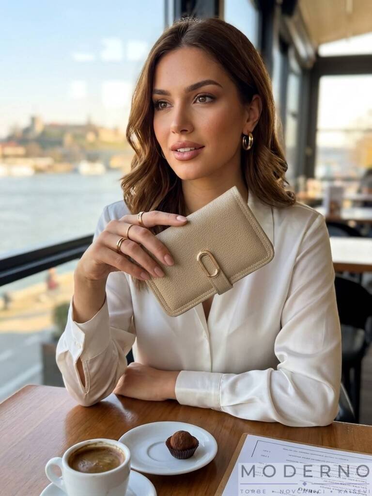 Model drži ženski bez novcanik Teri